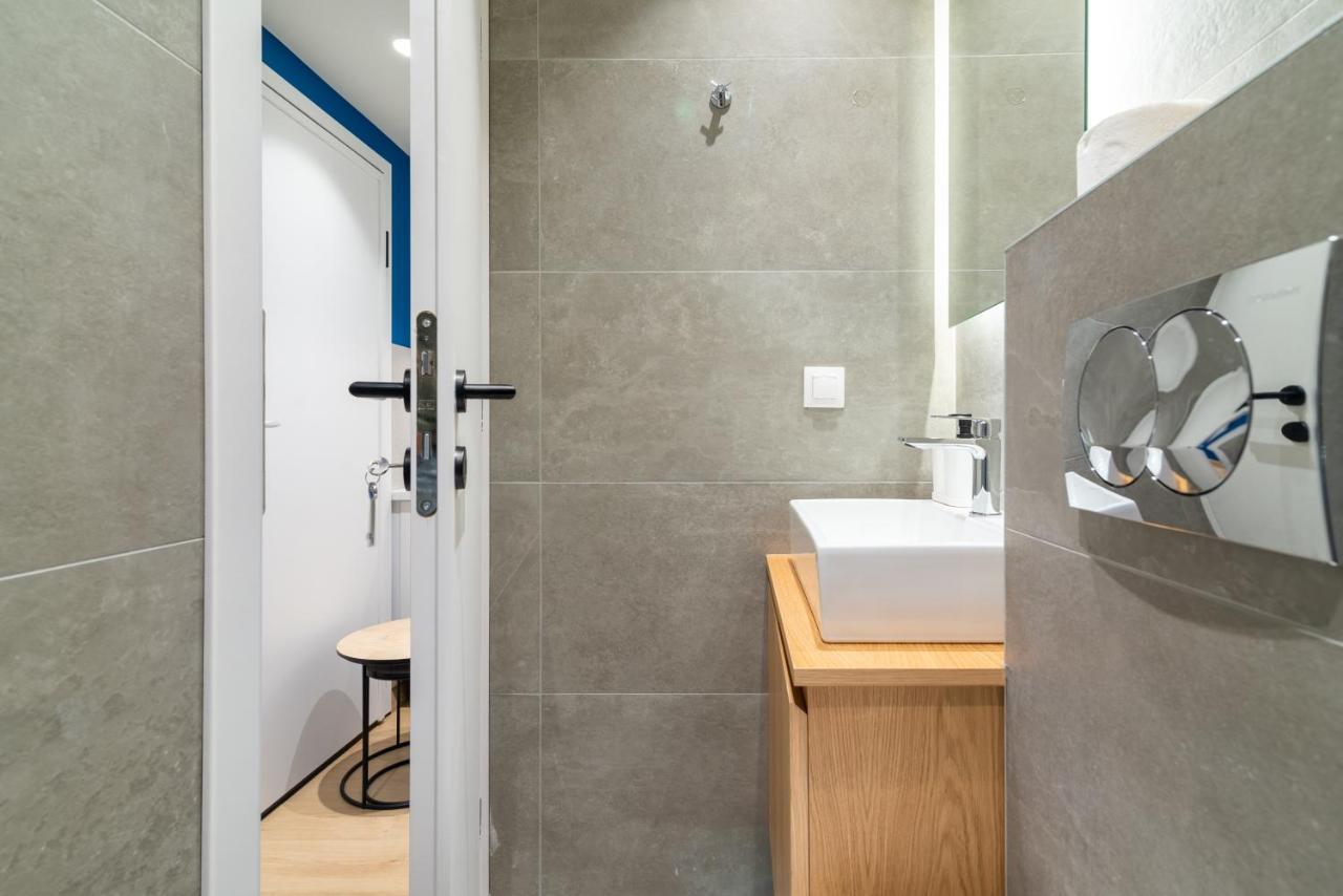 Apla Mini In Downtown Apartment *